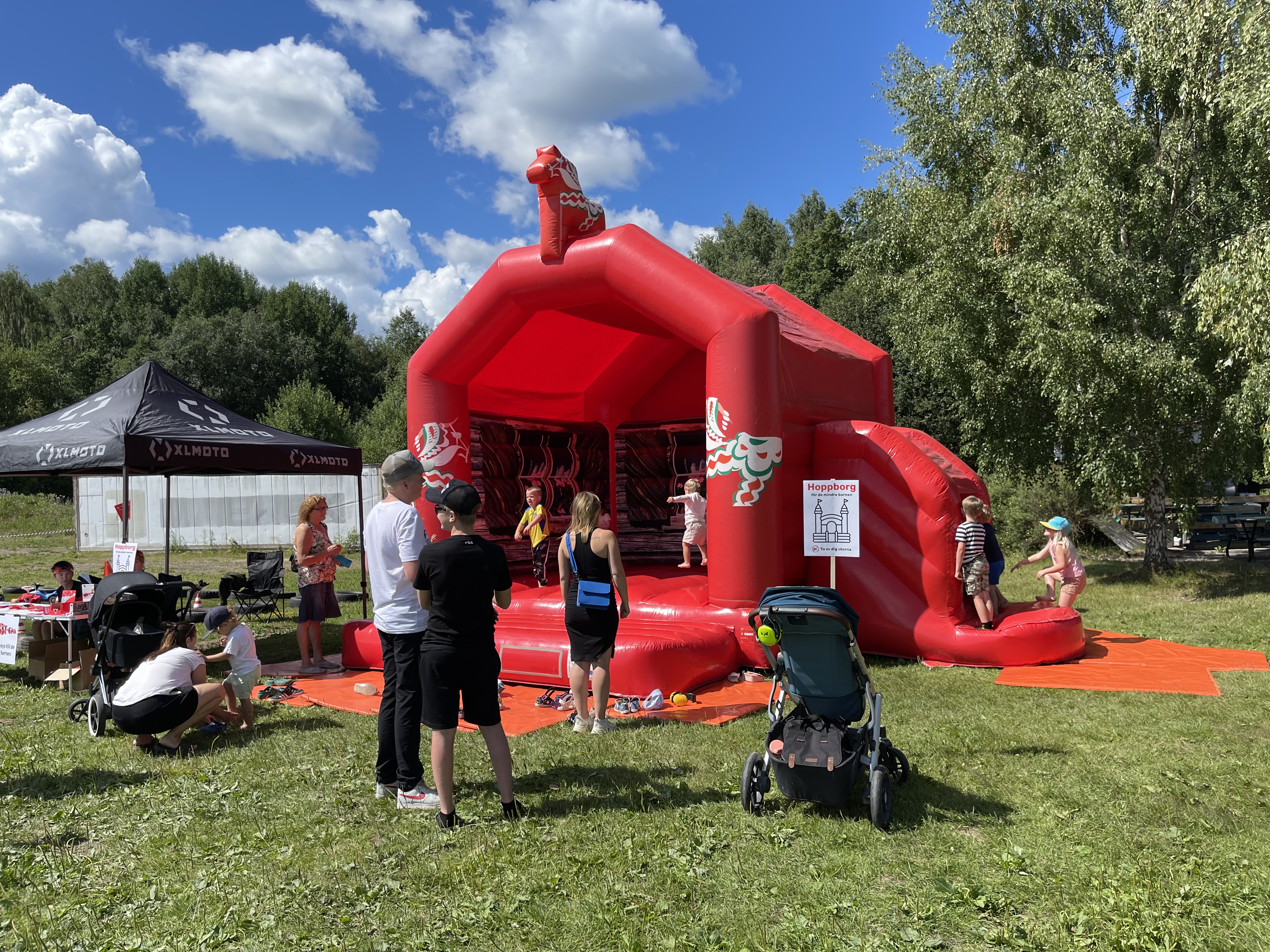 Hoppborg Dalahäst 2.0 för uthyrning
