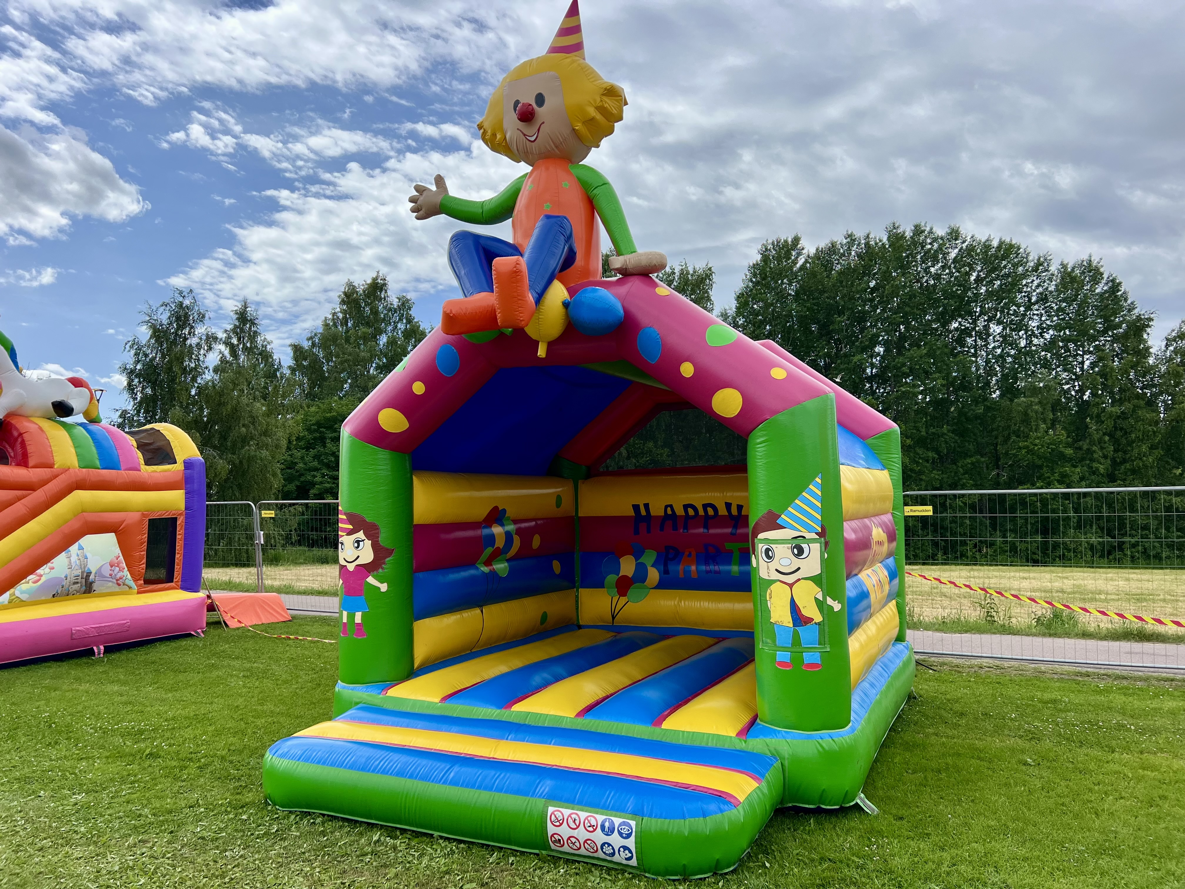 Hoppborg Happy Party för uthyrning